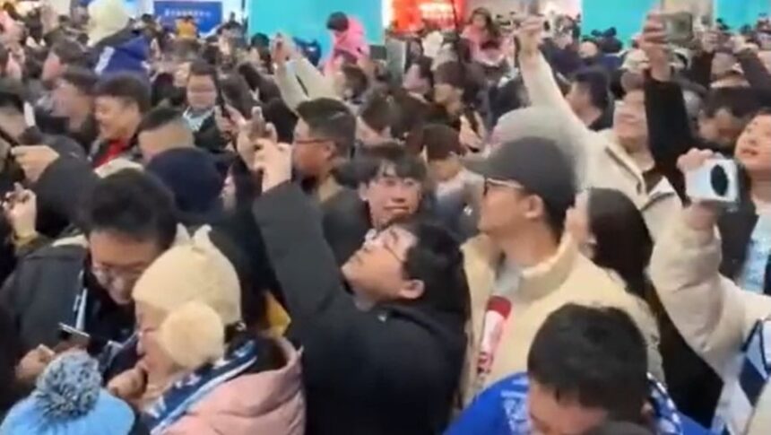 galerie foto gestul superb facut pentru nicolae stanciu in china de catre conducerea clubului nici fanii nu s au lasat mai prejos 6978ac309f152