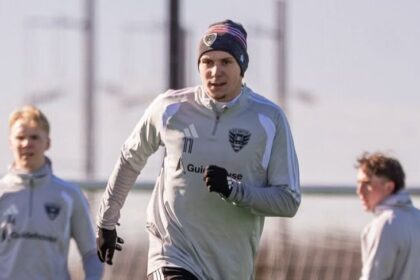 galerie foto prima zi cu louis cum a aparut louis munteanu la antrenamentul lui dc united 697727fe454eb