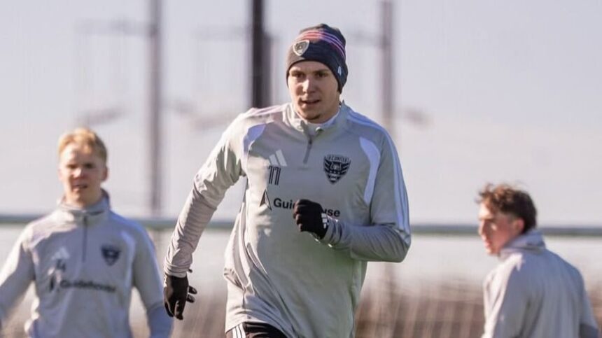 galerie foto prima zi cu louis cum a aparut louis munteanu la antrenamentul lui dc united 697727fe454eb