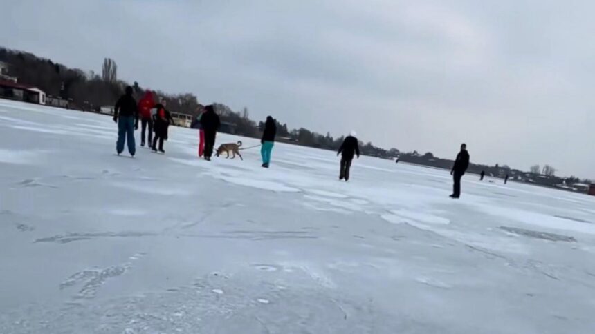 gerul a inghetat lacul snagov cetatenii s au avantat pe gheata dupa ce o fetita a fost la un pas de tragedie la craiova 696def00ae62b