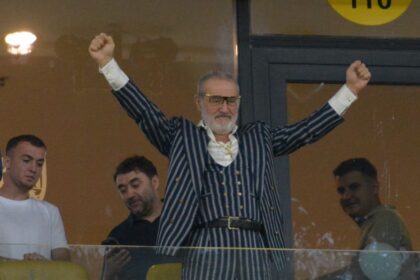 gigi becali dat pe spate de doi fotbalisti de la fcsb dupa egalul cu fenerbahce a tinut mijlocul luptator 697be055ae898