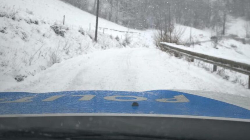 haos pe soselele din romania din cauza ninsorii copaci cazuti pe carosabil si tir uri derapate in mai multe judete din tara 6958cd7cb7ebf