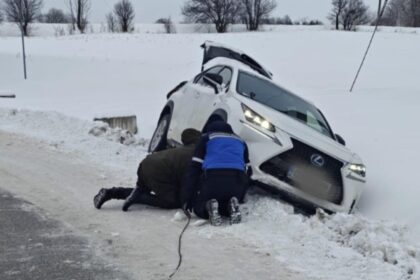 interventie salvatoare a jandarmilor pentru o familie cu doi micuti ramasa blocata in sant dupa un accident cu masina video 69637ca1ccb64