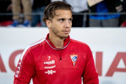 oficial cfr cluj lovitura in mercato a semnat atacantul cu 5 titluri de campion dorit in trecut si de gigi becali 697b8ab1731a2