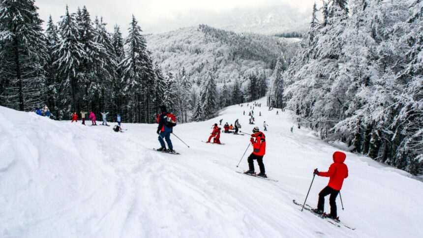 partiile de la sinaia au fost luate cu asalt de turisti in prima zi a anului peste 1000 de oameni se bucura de zapada 6956664b0c641