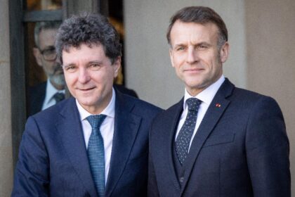 prietenie doar aparenta macron fara reactie dupa ce nicusor dan a ramas blocat pe aeroportul din franta 695f9d82e98a3