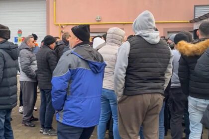 protest la salcea dupa cresterea impozitelor oamenii au venit sa plateasca mai devreme ca sa beneficieze de bonificatie dar au ramas socati de noile sume video 695b8038373e0