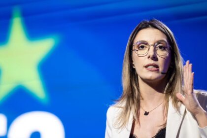 romanii nu au apa rezista de la mediu se plimba prin tari exotice contract urias pentru zboruri interne si externe mega afacere pe banii statului 697e18de6407c