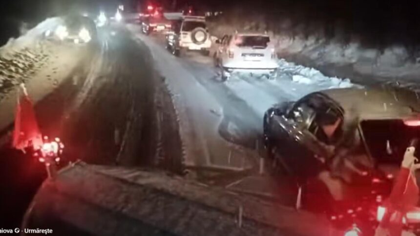 trafic blocat pe dn 67c sectorul novaci ranca turistii si au parcat masinile pe marginea drumului video 69581db170c2f