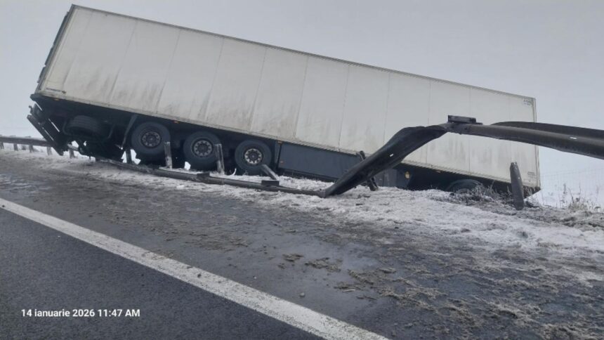 trafic restrictionat pe a1 in judetul sibiu din cauza unui tir rasturnat foto 696783d019594