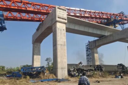tragedie pe calea ferata in thailanda macara prabusita peste un tren cel putin 12 morti 696730b584911