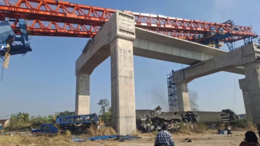 tragedie pe calea ferata in thailanda macara prabusita peste un tren cel putin 12 morti 696730b584911