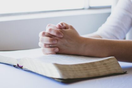 versete din biblie care te ajuta in momentele grele 696f6748a55e6