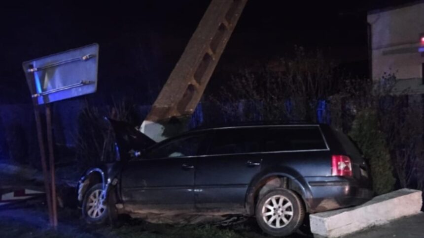 accident grav in judetul timis un barbat si o femeie au fost raniti dupa ce au intrat cu masina intr un stalp foto 69865ab0a808e