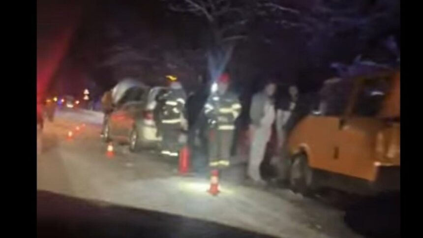 carambol pe dn71 din cauza zapezii patru masini au fost implicate trei oameni au ajuns la spital video 6980f9e9a06da
