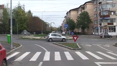 cod rutier 2026 care este procedura corecta de semnalizare pentru soferii care nu schimba directia de mers in sensul giratoriu 6983bef482766