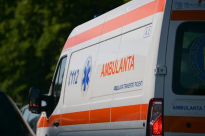 eleva de 14 ani din timisoara transportata la spital dupa ce a inghitit mai multe medicamente la scoala 699c3c42ef95c