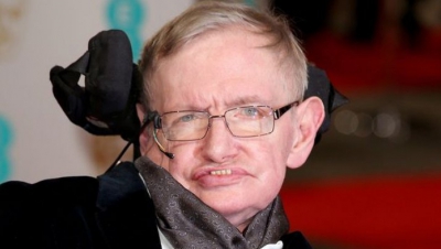 fotografia inedita cu stephen hawking pe sezlong alaturi de doua tinere descoperita in dosarele epstein numele omului de stiinta mentionat de sute de ori 699f2b8653ba7