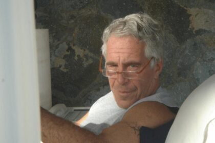 jeffrey epsteinar fi fost strangulat nu spanzurat scenariul lansat de un legist care a asistat la autopsie 698f3b385cbc7