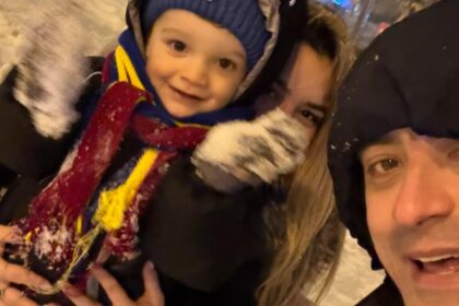 moment emotionant in familia lui george simion liderul suveranistilor si sotia sa s au bucurat de zapada si au iesit cu fiul lor raducu cu sania 699c025ce07ba