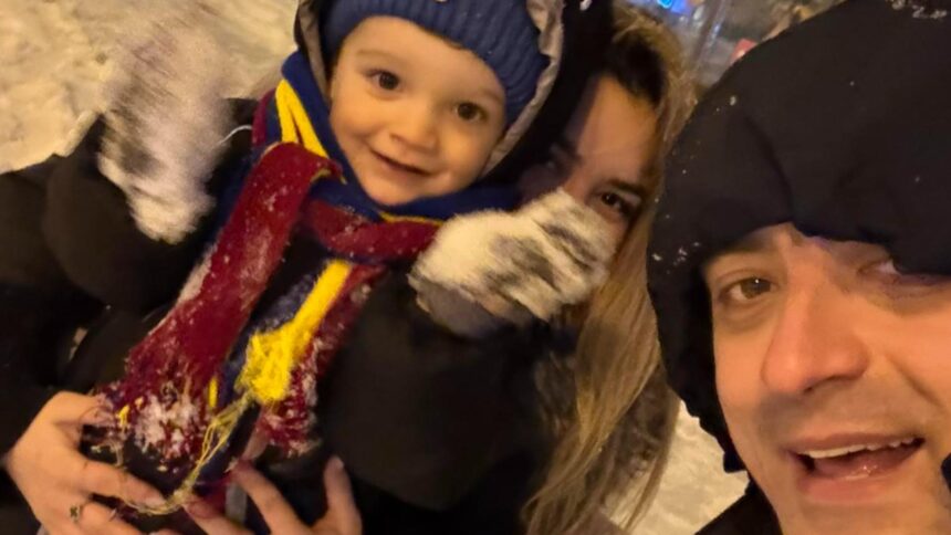 moment emotionant in familia lui george simion liderul suveranistilor si sotia sa s au bucurat de zapada si au iesit cu fiul lor raducu cu sania 699c025ce07ba
