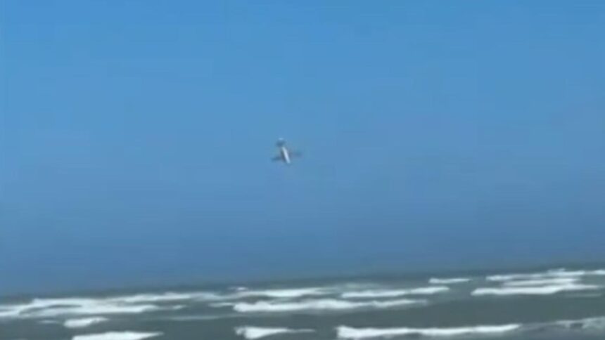 momentul in care un avion se prabuseste sub privirile turistilor in australia trei persoane au murit dupa impactul cu oceanul 698710be8f0d8