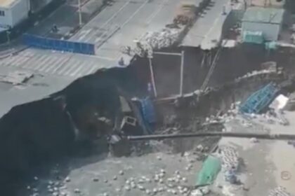 momentul socant in care o intersectie din shanghai se prabuseste sub ochii trecatorilor crater urias in mijlocul soselei video 698db3ec48be5