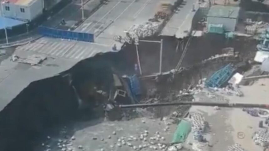 momentul socant in care o intersectie din shanghai se prabuseste sub ochii trecatorilor crater urias in mijlocul soselei video 698db3ec48be5