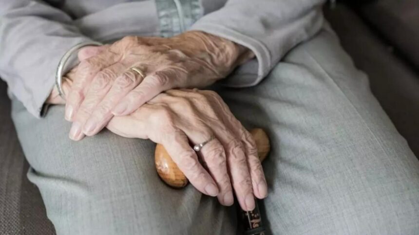 noi metode prin care hotii le fura banii batranilor cum reusesc infractorii sa intre in casele varstnicilor 69980643a5425