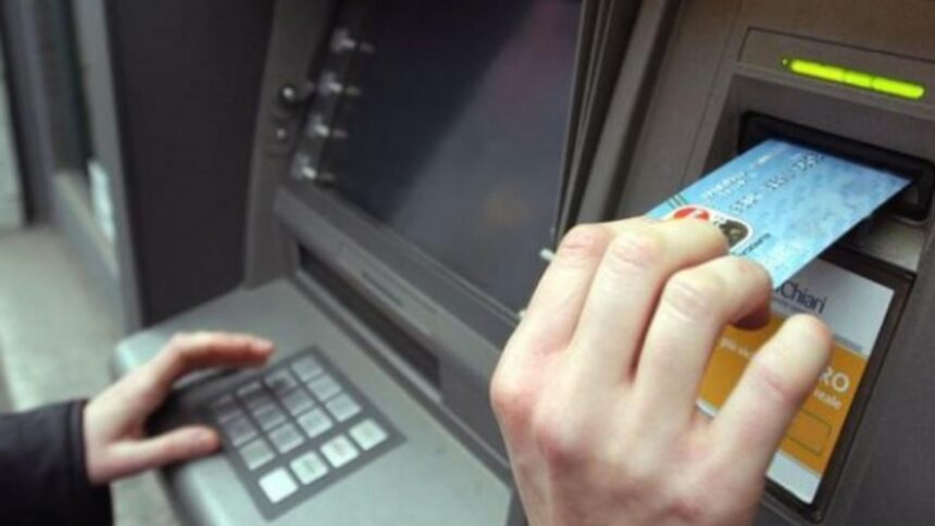 noua metoda prin care hotii iti pot fura cardul la bancomat in cateva secunde totul se bazeaza pe distragerea atentiei 69922b4d193a6