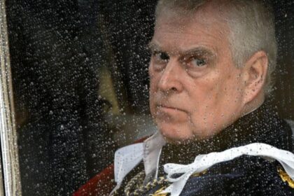 o fotografie cu printul andrew speriat pe bancheta din spate a masinii de politie expusa la louvre acum transpira 699c60ea3c2df