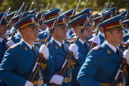 presedintele unei tari europene vrea roboti inarmati la parada militara dupa modelul chinei vom oferi securitate suplimentara tarii noastre 6980b2e286b3c