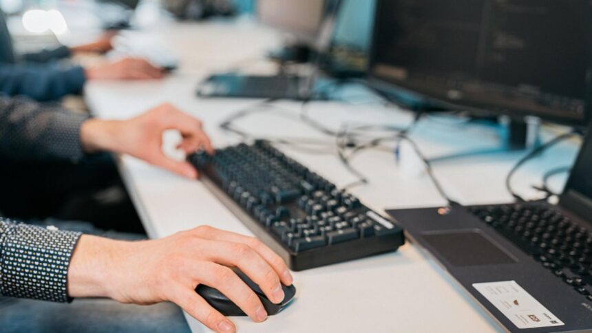 studiu 2026 ce isi doresc angajatii in noul an profesional salariu mai mare 80 program flexibil 45 remote 40 avansare si proiecte motivante 35 699db23d33a18