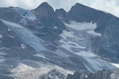 tragedie in muntii alpi doi turisti au murit intr o avalansa in franta 69888a07611bd