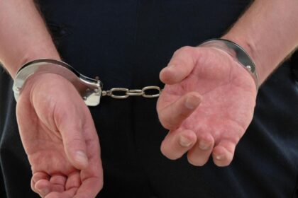 un tanar din maramures care facea drifturi in parcarea unui local si care a lovit un barbat a ajuns dupa gratii s a dat jos din masina si a luat la bataie victima 6981fa7dc76a0