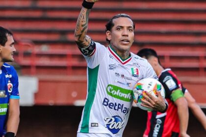 video dayro moreno isi sporeste propria legenda cu un gol senzational in noroi si cu un pic de ajutor de la adversar 6996d2e95df8a