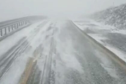 zeci de drumuri blocate din cauza viscolului a fost emis cod galben drumarii intervin de urgenta 69994d3f93068