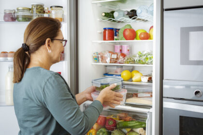 cum se organizeaza corect alimentele in frigider raftul potrivit pentru fiecare si lista produselor care nu trebuie pastrate la rece 69abf2bccbac7