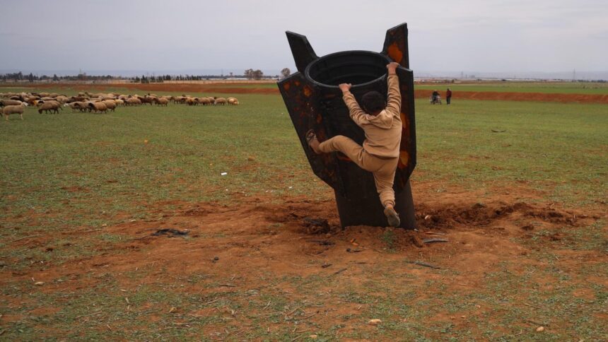racheta iraniana prabusita in siria transformata in loc de joaca un copil escaladeaza proiectilul imaginea a facut inconjurul lumii foto 69a95e881d4af
