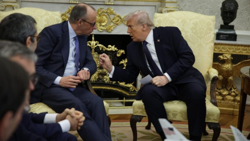 scene incredibile in biroul oval trump glumeste despre lovirea germaniei merz ramane impasibil video 69a848b5bc723