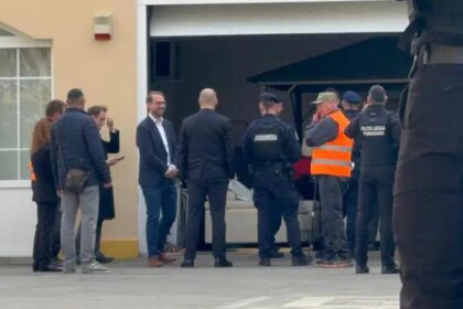 evacuare in forta dintr o vila monument din timisoara ocupata ilegal de un om de afaceri primarul dominic fritz prezent la interventiei video 69de16f636896
