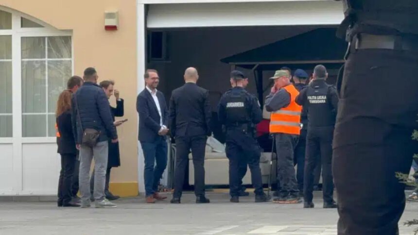 evacuare in forta dintr o vila monument din timisoara ocupata ilegal de un om de afaceri primarul dominic fritz prezent la interventiei video 69de16f636896