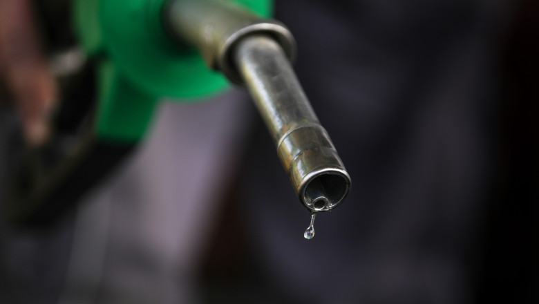 video preturile carburantilor continua sa scada in romania motorina a coborat sub 960 lei litru iar benzina se apropie de 870 lei 69da285c81f93
