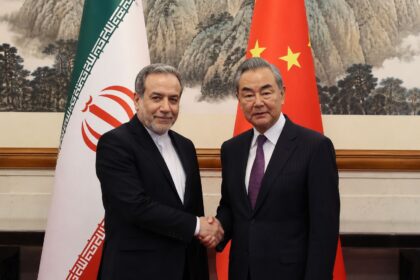 Ministrul iranian de externe se întâlnește cu omologul chinez pentru prima dată de la începerea războiului, Beijingul implicându-se în negocierile pentru criza din Hormuz.