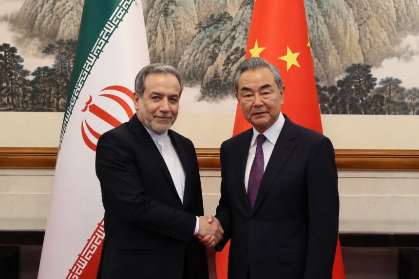 Ministrul iranian de externe se întâlnește cu omologul chinez pentru prima dată de la începerea războiului, Beijingul implicându-se în negocierile pentru criza din Hormuz.