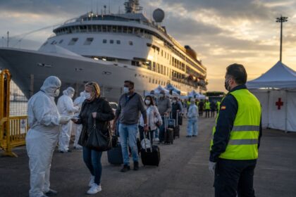 Zborurile finale de evacuare de pe nava afectată de hantavirus pleacă luni după-amiază.