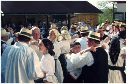 1 Mai: Sărbătoarea Armindeni, cunoscută ca „Ziua Pelinului” sau „Pomul lui Mai” la români.