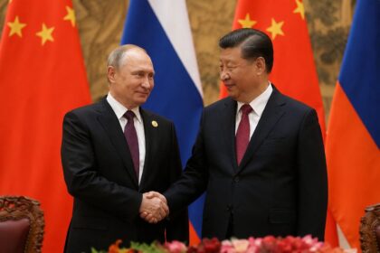 Xi își întâmpină „vechiul prieten” Putin după vizita lui Trump, subliniind rolul Chinei ca factor de stabilitate globală.