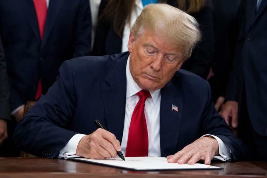 Trump lansează un fond de 1,8 miliarde de dolari, stârnit proteste; contestarea în instanță pare improbabilă.