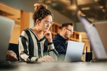 Studiu: 92% dintre români susțin că angajații ar trebui să aibă libertatea de a-și stabili singuri programul de muncă.